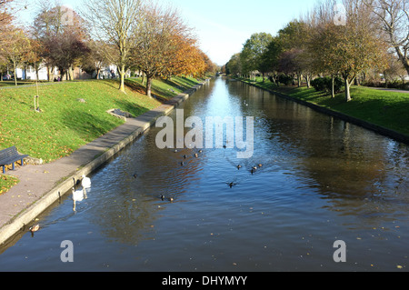 Parc de loisirs avec le canal militaire royal à Hythe, petite ville côtière du marché dans le kent uk 2013 Banque D'Images