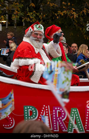 Poole, UK Dimanche 17 novembre 2013. Père Noël, Père Noël, arrive à Poole. Il est venu sur un bateau de sauvetage avec l'équipage RNLI, prêt pour la Parade du Père Noël à la foule de la rue pour le saluer. Credit : Carolyn Jenkins/Alamy Live News Banque D'Images