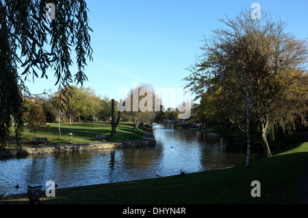 Parc de loisirs menant au canal militaire royal de la côte de bourg de hythe kent uk 2013 Banque D'Images