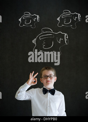 Jeune garçon d'affaires avec le vol de l'argent tirelire à la craie sur tableau noir background Banque D'Images