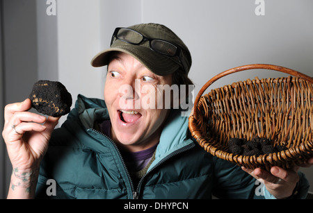 Truffle hunter Melissa Waddingham de Horsham à Sussex a récemment trouvé son plus gros spécimen à un endroit secret near Lewes Banque D'Images