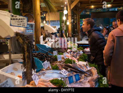 Les gens occupés à les ralentir en Borough Market Southwark London SE1 UK Banque D'Images