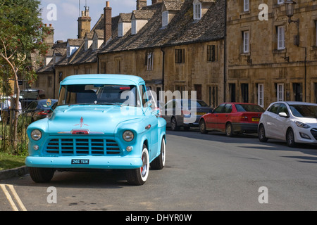Chevrolet 3100 stationné à Chipping Campden High Street, Cotswolds, Royaume-Uni. Banque D'Images