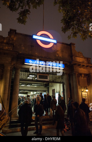 Entrée de la station de métro Embankment London UK la nuit Banque D'Images