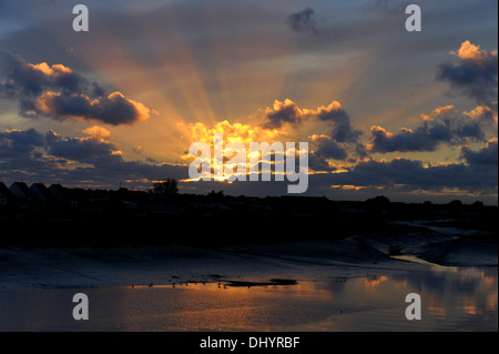 Coucher du soleil sur la rivière Adur à Shoreham à marée basse Banque D'Images