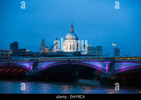 Vue de la cathédrale St Paul prises à la tombée de la rive sud London UK Banque D'Images