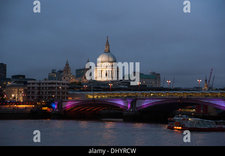 Vue de la cathédrale St Paul prises à la tombée de la Rive Sud Londres UKR Banque D'Images