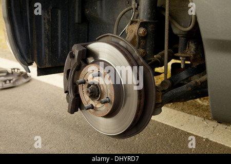 Changer les roues d'une voiture Banque D'Images