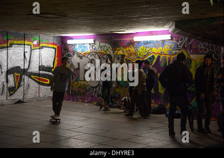 Les jeunes pensionnaires de patinage au South Bank à Londres UK Banque D'Images