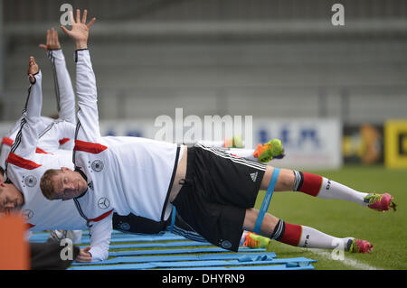 Londres, Royaume-Uni. 17 novembre, 2013. L'Allemagne par Mertesacker chauffe lors d'une session de formation de l'équipe nationale de football allemande avant le match amical contre l'Angleterre, à Londres, Royaume-Uni, 17 novembre 2013. Photo : Andreas GEBERT/dpa/Alamy Live News Banque D'Images