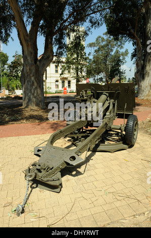 L'un des deux 25 pounder (QF) Canons de tir rapide à Stirling Park, Guildford, l'ouest de l'Australie. Banque D'Images