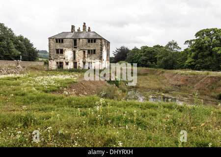 Maison à l'abandon dans la campagne Banque D'Images