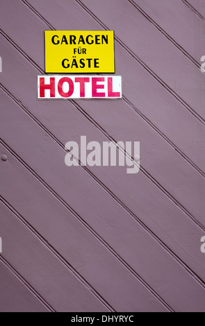 Une porte de garage de l'hôtel, parking seulement pour les clients, Allemagne Banque D'Images