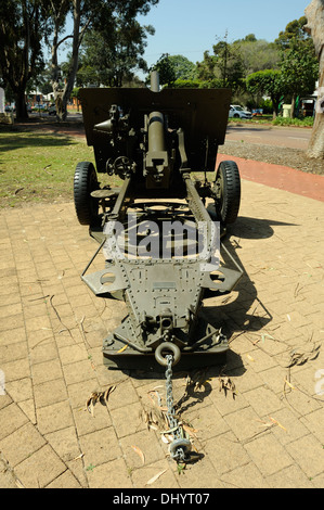 L'un des deux 25 pounder (QF) Canons de tir rapide à Stirling Park, Guildford, l'ouest de l'Australie Banque D'Images