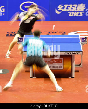 Berlin, Allemagne. 17 novembre, 2013. L'Allemagne Timo Boll (haut) en action contre l'Allemagne en Dimitrij Ovtcharov la demi-finale du German Open de Tennis de Table 2013 à salle omnisports Max-Schmeling-Halle à Berlin, Allemagne, 17 novembre 2013. Photo : SPATA OLE/dpa/Alamy Live News Banque D'Images