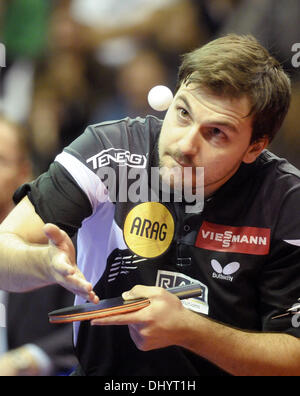 Berlin, Allemagne. 17 novembre, 2013. L'Allemagne Timo Boll en action contre l'Allemand Dimitrij Ovtcharov en demi-finale du German Open de Tennis de Table 2013 à salle omnisports Max-Schmeling-Halle à Berlin, Allemagne, 17 novembre 2013. Photo : SPATA OLE/dpa/Alamy Live News Banque D'Images