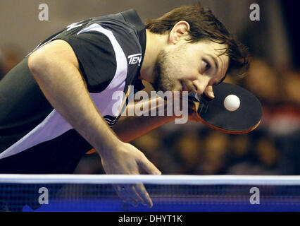 Berlin, Allemagne. 17 novembre, 2013. L'Allemagne Timo Boll en action contre l'Allemand Dimitrij Ovtcharov en demi-finale du German Open de Tennis de Table 2013 à salle omnisports Max-Schmeling-Halle à Berlin, Allemagne, 17 novembre 2013. Photo : SPATA OLE/dpa/Alamy Live News Banque D'Images