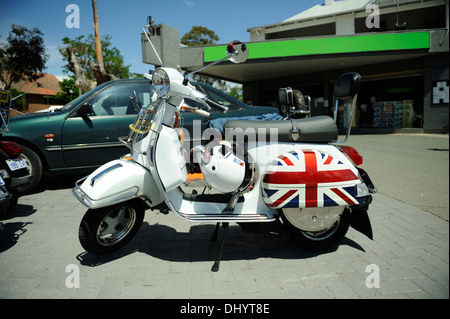 Mise à scooter dans la mode des Mods britannique. Banque D'Images