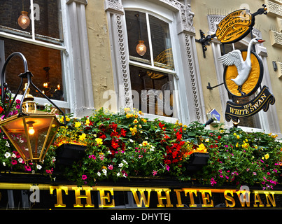 Shaftesbury Avenue est une rue principale dans le centre de Londres, Angleterre, nommé d'après Anthony Ashley Cooper, 7e comte de Shaftesbury Banque D'Images