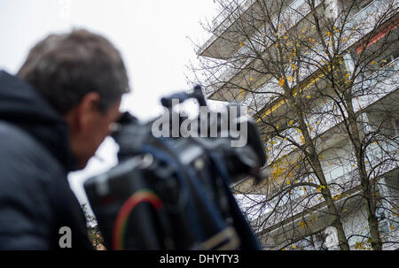 Munich, Allemagne. 17 novembre, 2013. Un caméraman films un immeuble, dans lequel 1 500 peintures nazis volés ont été trouvés, à Munich, Allemagne, 17 novembre 2013. Photo : MARC MUELLER/dpa/Alamy Live News Banque D'Images