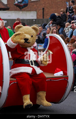 Poole, UK Dimanche 17 novembre 2013. Père Noël, Père Noël, arrive à Poole. Il est venu sur un bateau de sauvetage avec l'équipage RNLI, prêt pour la Parade du Père Noël à la foule de la rue pour le saluer. Credit : Carolyn Jenkins/Alamy Live News Banque D'Images