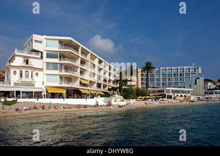 Appartements en front de mer Juan les Pins Côte d'Azur French Riviera Provence France Banque D'Images