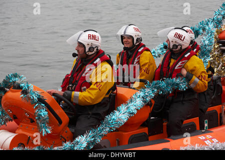 Poole, UK Dimanche 17 novembre 2013. Père Noël, Père Noël, arrive à Poole. Il est venu sur un bateau de sauvetage avec l'équipage RNLI, prêt pour la Parade du Père Noël à la foule de la rue pour le saluer. Credit : Carolyn Jenkins/Alamy Live News Banque D'Images