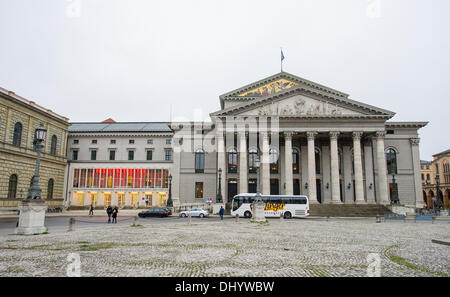 Munich, Allemagne. 17 novembre, 2013. Vue sur l'Opéra d'État bavarois de Munich, Allemagne, 17 novembre 2013. La remise à neuf de la maison du théâtre brûlé a été achevé il y a 50 ans. Photo : MARC MUELLER/dpa/Alamy Live News Banque D'Images