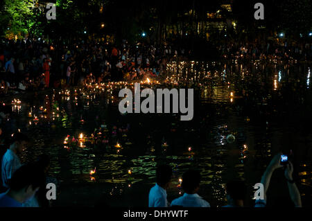 Bangkok, Thaïlande. 17 nov., 2013. Les thaïs flottent leurs Les Krathongs illumines dans Benjasiri Park pendant la Loy Krathong Festival, Bangkok, Thaïlande. Loy Krathong (également écrit Loi Krathong & connu comme 'le festival de lumière') est célébrée chaque année dans toute la Thaïlande et dans certaines parties du Laos et de la Birmanie. Le nom peut être traduit ''couronne flottante'' ou ''Décoration Flottante'' et vient de la tradition de fabrication de décorations flottants qui sont ensuite lancées sur une rivière. Credit : Kraig Lieb / Alamy Live News Banque D'Images