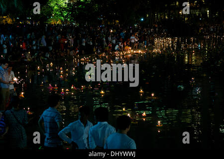 Bangkok, Thaïlande. 17 nov., 2013. Les thaïs flottent leurs Les Krathongs illumines dans Benjasiri Park pendant la Loy Krathong Festival, Bangkok, Thaïlande. Loy Krathong (également écrit Loi Krathong & connu comme 'le festival de lumière') est célébrée chaque année dans toute la Thaïlande et dans certaines parties du Laos et de la Birmanie. Le nom peut être traduit ''couronne flottante'' ou ''Décoration Flottante'' et vient de la tradition de fabrication de décorations flottants qui sont ensuite lancées sur une rivière. Credit : Kraig Lieb / Alamy Live News Banque D'Images