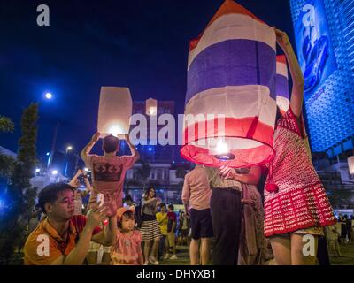 Bangkok, Thaïlande. 17 novembre, 2013. Les gens luanch Yi Peng lanternes sur près de Wat Loy Krathong Yannawa à Bangkok. Les lanternes sont Peng Yi tradition Loy Krathong à Chiang Mai, mais ils sont de plus en plus populaires à Bangkok et la Thaïlande centrale. Loy Krathong (également écrit Loi Krathong) est célébrée chaque année dans toute la Thaïlande et dans certaines parties du Laos et de la Birmanie (dans l'État Shan). Le nom peut être traduit ''couronne flottante'' ou ''Décoration Flottante'' et vient de la tradition de fabrication de décorations flottants qui sont ensuite lancées sur une rivière. Banque D'Images