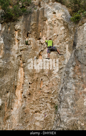 Un homme sur une paroi rocheuse à la meilleure route, l'escalade à Mijas, Costa del Sol, Espagne. Banque D'Images