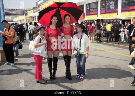 Grand Prix de Macao les filles posent avec des fans Banque D'Images