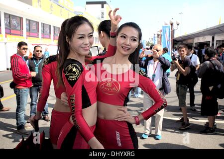 Macao, Chine. 17 novembre, 2013. Grand Prix de Macao Jeunes filles posant pour les photographes Banque D'Images