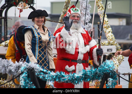 Poole, UK Dimanche 17 novembre 2013. Père Noël, Père Noël, arrive à Poole. Il est venu sur un bateau de sauvetage avec l'équipage RNLI, prêt pour la Parade du Père Noël à la foule de la rue pour le saluer. Credit : Carolyn Jenkins/Alamy Live News Banque D'Images