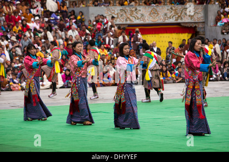 Le Bhoutan, Thimphu Dzong, Tsechu annuel, les danseurs d'effectuer entre les danses Banque D'Images