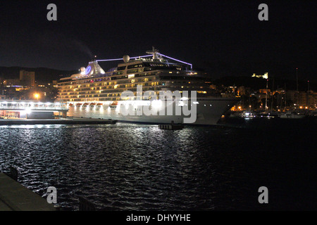 Oceania Cruises Cruise Ship 'MARINA' (238 m) au cours de la nuit - départ de Palma de Majorque. Banque D'Images