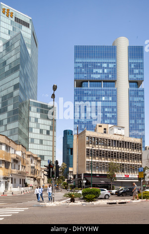 Tours de bureaux en verre au centre-ville de Tel Aviv, Israël Banque D'Images