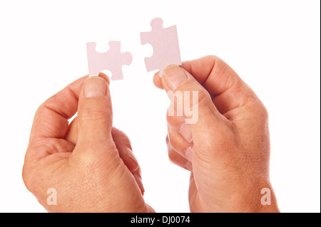 Deux mains en silhouette connect jigsaw puzzle pieces Banque D'Images