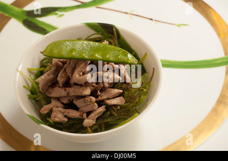 Julienne de pois gourmands et croquants bandes de veau Réglisse Banque D'Images