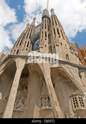 Barcelone, Espagne. 19 Oct, 2013. Avis de quatre des tours et de la sculpture et de l'appui sur des colonnes l'extérieur qui est en construction à la basilique de la Sagrada Familia (basilique et l'Église expiatoire de la Sainte Famille) à Barcelone, Espagne, 19 octobre 2013. Credit : Ron Sachs / CNP/dpa/Alamy Live News Banque D'Images