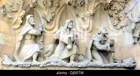 Barcelone, Espagne. 19 Oct, 2013. Détail montrant les trois sages sur la façade de la Nativité de la Basilique de la Sagrada Família (basilique et l'Église expiatoire de la Sainte Famille) à Barcelone, Espagne, 19 octobre 2013. Il est dédié à la naissance si Jésus et qu'il est richement décorées avec des scènes de la Nativité. Credit : Ron Sachs / CNP/dpa/Alamy Live News Banque D'Images