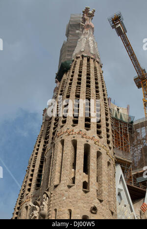 Barcelone, Espagne. 19 Oct, 2013. L'une des tours qui est en construction à la basilique de la Sagrada Familia (basilique et l'Église expiatoire de la Sainte Famille) à Barcelone, Espagne, 19 octobre 2013. Credit : Ron Sachs / CNP/dpa/Alamy Live News Banque D'Images