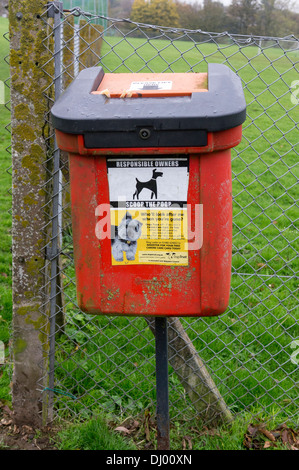 Les excréments de chien poubelle en place publique avec les chiens UK Trust affiche publicitaire Banque D'Images