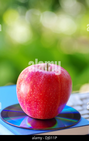 Pomme rouge sur les livres et DVD Banque D'Images