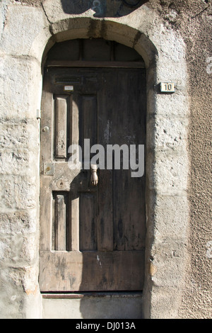 Porte avec heurtoir inhabituels, Sisteron, Aix en Provence, France