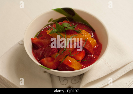 Salade de fraises et d'agrumes avec tomates et basilic séché Banque D'Images