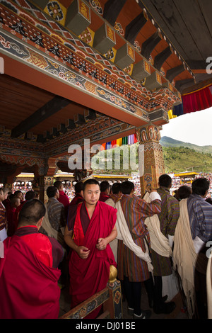 Le Bhoutan, Thimphu Tsechu annuel Dzong, moines, richement décoré en balcon de l'abbé Banque D'Images