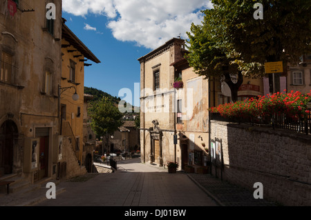 Vue panoramique de l'église San Rocco (AKA Madonna del Carmine Église), Scanno, L'Aquila, Abruzzo, Italie. Banque D'Images