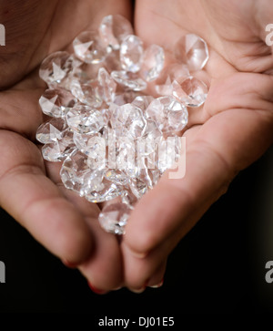 Tas de diamants dans les mains femme Banque D'Images